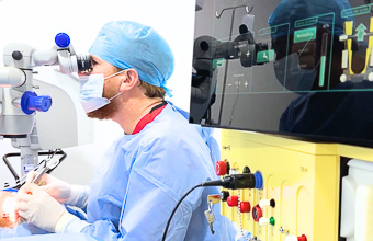 equipo-medico-centro-oftalmologico-ocumed-340x220-1.jpg Cirujano oftalmólogo operando con equipo médico especializado en centro oftalmológico Ocumed en Querétaro.