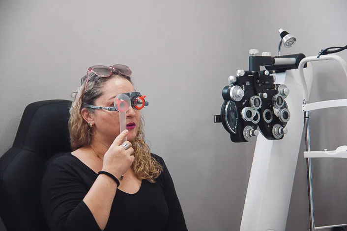 Mujer realizándose un examen de la vista con lentes de prueba en clínica oftalmológica OCUMED en Querétaro.