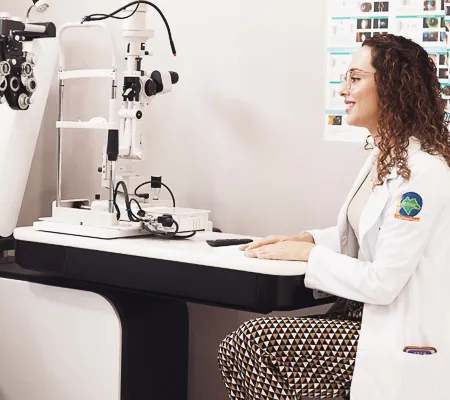 doctora especialista realiza examen oftalmologico en clinica ocumed queretaro