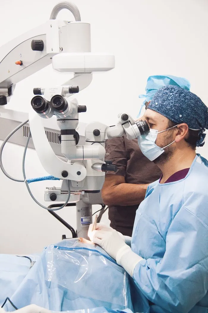 oftalmologo realizando cirugia ocular con microscopio en ocumed queretaro