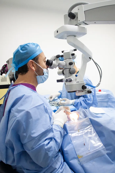 Cirujano oftalmologo realiza cirugia de cataratas en clinica Ocumed Queretaro con tecnologia microscopica