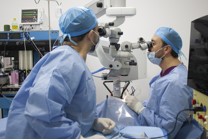 Cirujano oftalmologo realiza cirugia de cataratas en clinica Ocumed Queretaro con tecnologia microscopica
