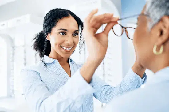 Especialista asesora a una paciente durante la seleccion de lentes correctivos para mejorar la vision asociada al astigmatismo.