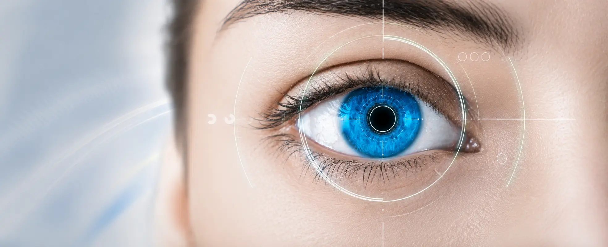 Persona revisando su visión en Centro Oftalmológico Ocumed, Querétaro