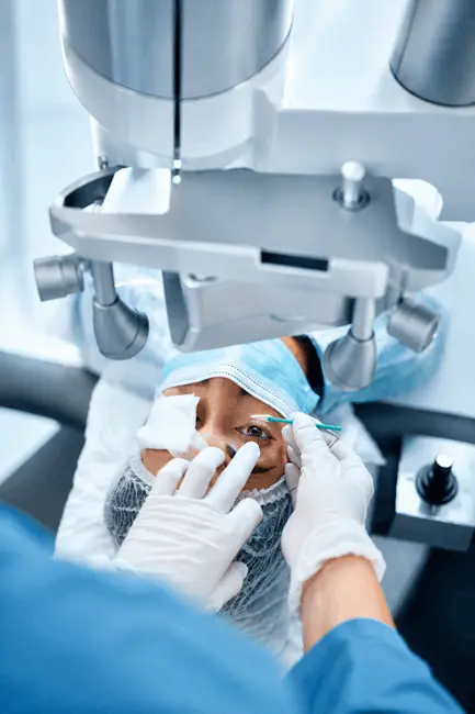 Paciente durante un procedimiento de cirugia refractiva con tecnologia especializada para la correccion de errores refractivos y mejora visual