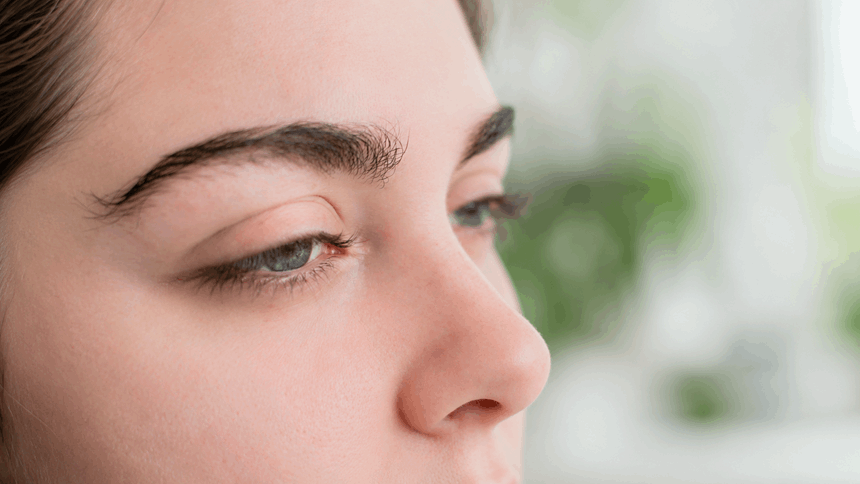 conjuntivitis_sintomas_salud_ocular_ocumed_queretaro_860x484 Primer plano de un ojo con leve enrojecimiento que representa los síntomas iniciales de la conjuntivitis.