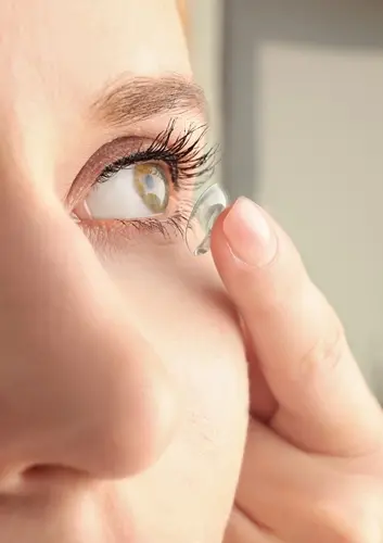 miopia_lentes_de_contacto_ocumed_queretaro_353x500 Persona colocándose un lente de contacto frente al ojo, imagen relacionada con el uso de lentes de contacto para corregir la Miopía.