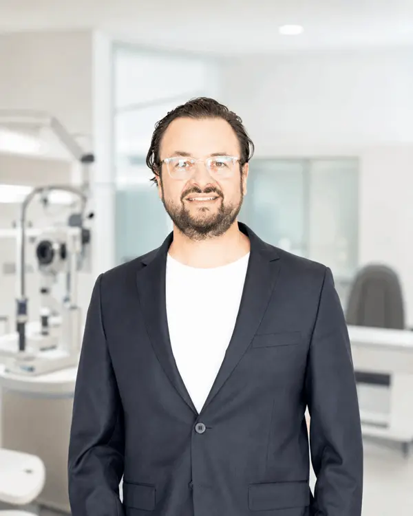 oftalmologo-en-queretaro-segmento-anterior-cirugia-catarata_600x750 Dr Ruben Reyes especialista en oftalmologia de Ocumed Centro Oftalmologico en Queretaro durante retrato profesional corporativo