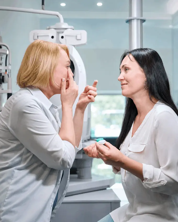 orientacion_uso_lentes_de_contacto_adaptacion_profesional_ocumed_queretaro_520x650 Profesional de salud visual orientando a una paciente sobre la manipulación y uso de lentes de contacto durante una adaptación.
