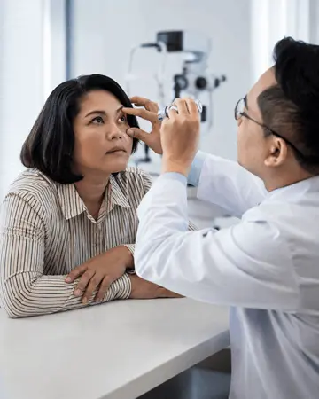 tratamiento_chalazion_valoracion_parpado_ocumed_queretaro_360x450 Oftalmólogo examina el párpado de una paciente durante una valoración ocular relacionada con el tratamiento de chalazión en Ocumed Querétaro.